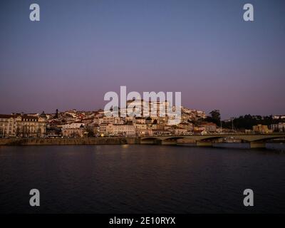 Vue panoramique au coucher du soleil sur le centre historique de Coimbra colline et pont Ponte de Santa Clara sur la rivière Mondego Dans Centro Region Portugal Europ Banque D'Images