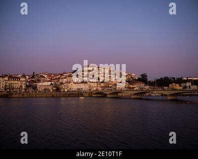 Vue panoramique au coucher du soleil sur le centre historique de Coimbra colline et pont Ponte de Santa Clara sur la rivière Mondego Dans Centro Region Portugal Europ Banque D'Images