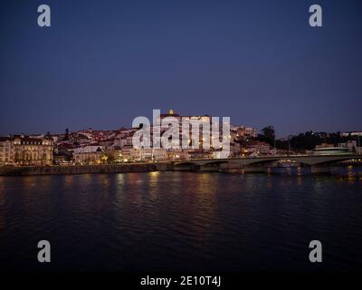 Vue panoramique au coucher du soleil sur le centre historique de Coimbra colline et pont Ponte de Santa Clara sur la rivière Mondego Dans Centro Region Portugal Europ Banque D'Images