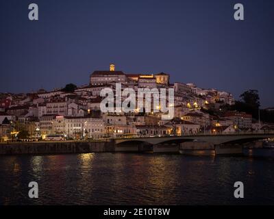 Vue panoramique au coucher du soleil sur le centre historique de Coimbra colline et pont Ponte de Santa Clara sur la rivière Mondego Dans Centro Region Portugal Europ Banque D'Images