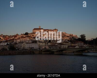 Vue panoramique au coucher du soleil sur le centre historique de Coimbra colline et pont Ponte de Santa Clara sur la rivière Mondego Dans Centro Region Portugal Europ Banque D'Images