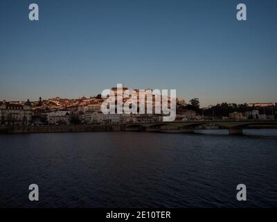 Vue panoramique au coucher du soleil sur le centre historique de Coimbra colline et pont Ponte de Santa Clara sur la rivière Mondego Dans Centro Region Portugal Europ Banque D'Images