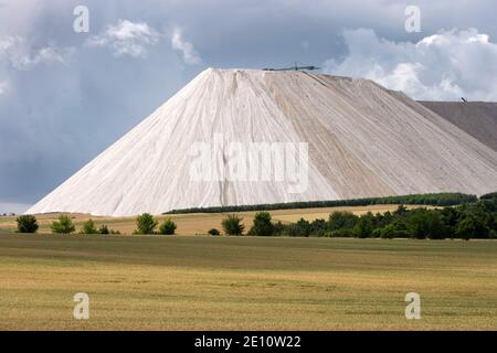 La plus haute montagne de potasse d'Allemagne (Monte Kali) près de Heringen (Werra) à Hesse; elle surplombe la région environnante de plus de 200 mètres Banque D'Images