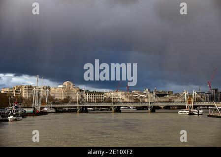 Westminster Bridge, Londres, Royaume-Uni. 3 janvier 2021. Météo au Royaume-Uni : nuages de pluie approchant Westminster. Crédit : Matthew Chattle/Alay Live News Banque D'Images