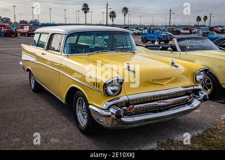 Daytona Beach, FL - 29 novembre 2020 : la nomade 1957 de Chevrolet à un salon de l'auto local. Banque D'Images