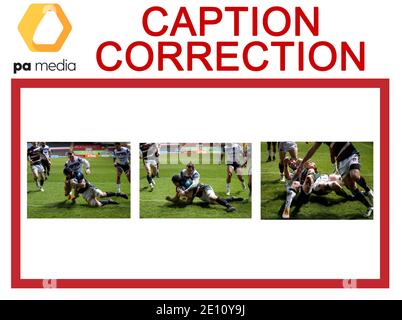 ATTENTION MONTEURS DE PHOTOS, CHEF SUBS ET BIBLIOTHÉCAIRES DE PHOTOS: La correction de légende pour ces images transmises sur le fil PA plus tôt aujourd'hui a claqué RUGBYU Leicester modifiant le TRY. Les versions corrigées ont été transmises sur le fil PA. La légende corrigée devrait se lire : Harry Wells (Floor) de Leicester Tigers se dérobent à l'attaque de Ben Spencer de Bath Rugby pour marquer la deuxième tentative du match de Gallagher Premiership à Welford Road, Leicester. Banque D'Images