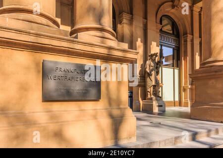 Entrée au bâtiment de la Bourse allemande de Francfort. Maison baroque historique avec arches, colonnes et figure. Marches devant le verre Banque D'Images