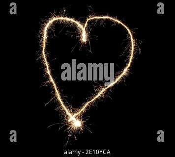 Cœur de Sparkler fait de feux d'artifice. Bon élément de design pour mariage romantique, la Saint-Valentin ou le concept d'amour