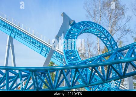 Roller Coaster fait une boucle dans un parc d'attractions amusant Banque D'Images
