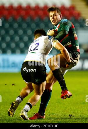 Leicester, Royaume-Uni. 3 janvier 2021 ; Welford Road Stadium, Leicester, Midlands, Angleterre ; Rugby de première qualité, Leicester Tigers versus Bath Rugby ; Freddie Steward de Leicester Tigers est attaqué par Cameron Redpath de Bath Rugby Credit: Action plus Sports Images/Alay Live News Banque D'Images