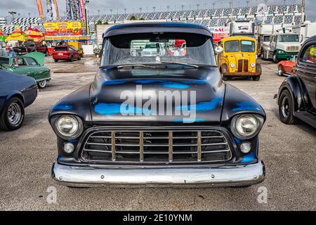 Daytona Beach, FL - 29 novembre 2020 : 1956 Chevrolet 3100 à un salon automobile local. Banque D'Images