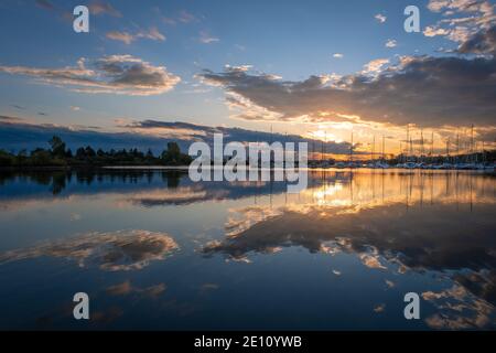 La marina du parc Colonel Samuel Smith à Toronto (Ontario), vue au coucher du soleil le jour de l'automne. Banque D'Images