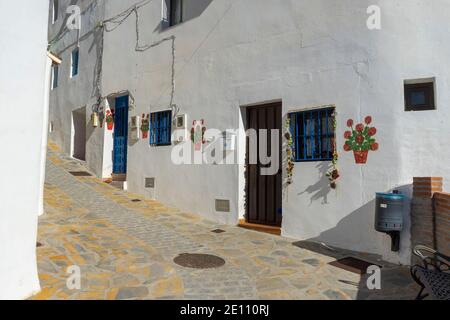 Promenez-vous dans les rues blanches de la municipalité de Salares, dans la province de Malaga, en Andalousie Banque D'Images