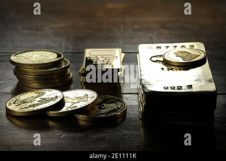 l'or ingots un divers bullion pièces sur fond de bois Banque D'Images