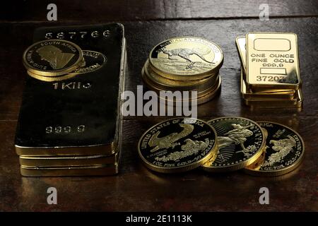 l'or ingots un divers bullion pièces sur fond de bois Banque D'Images