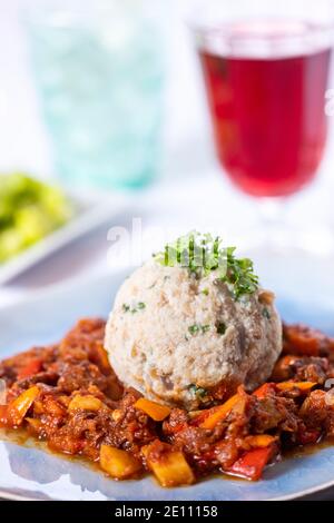 Goulash avec Dumpling Banque D'Images