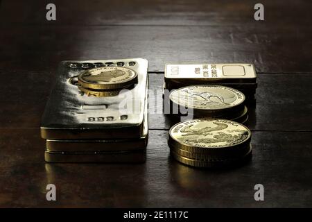 l'or ingots un divers bullion pièces sur fond de bois Banque D'Images