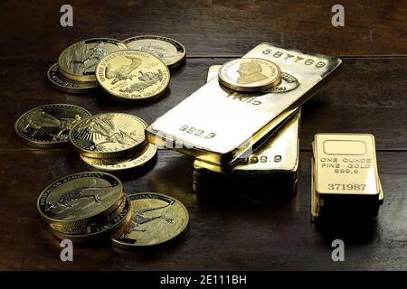 l'or ingots un divers bullion pièces sur fond de bois Banque D'Images