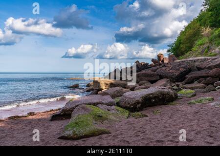 Nuages sur la plage en Maidencombe, Torbay, England, UK Banque D'Images