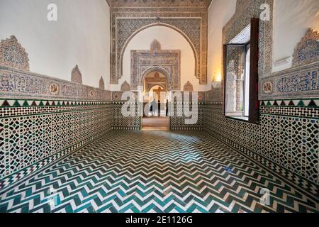 Ornements colorés, tuiles, mosaïques, entrée, Alcazar, palais royal arabe, Real Alcazar, site classé au patrimoine mondial de l'UNESCO, Séville, Andalousie, Espagne, EUR Banque D'Images