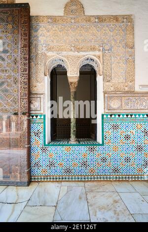 Ornements colorés, tuiles, mosaïques, entrée, Alcazar, palais royal arabe, Real Alcazar, site classé au patrimoine mondial de l'UNESCO, Séville, Andalousie, Espagne, EUR Banque D'Images