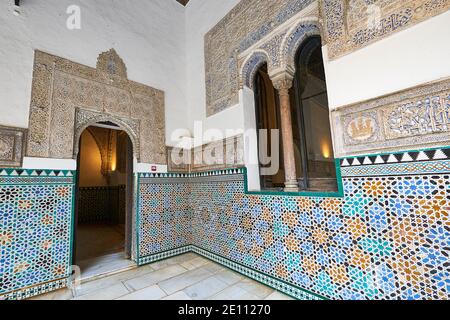 Ornements colorés, tuiles, mosaïques, entrée, Alcazar, palais royal arabe, Real Alcazar, site classé au patrimoine mondial de l'UNESCO, Séville, Andalousie, Espagne, EUR Banque D'Images