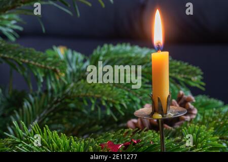 Décorations de Noël et bougies de cire d'abeille sur l'arbre de Noël. Banque D'Images