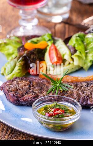 Chimichurri et UN steak Banque D'Images