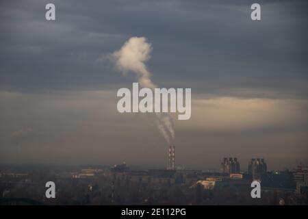 Cheminées industrielles polluante les grandes villes, forte pollution de concentration dans l'air Banque D'Images