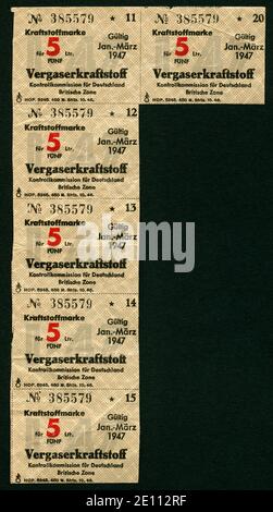 Europa, Deutschland, Zeit nach dem 2. Weltkrieg, Britische zone, Kraftstoffmarke für 5 litre Vergaserkraftstoff , gültig vom Januar - März 1947, Größe : 10,4 cm x 19,6 cm , Rechte werden nicht vertreten . / Europe, Allemagne, après la deuxième Guerre mondiale, période d'occupation, zone britannique, timbre de ration pour 5 litres d'essence, valide de janvier à mars 1947 , taille : de janvier à mars 1947 , il n'y a pas de droits . Banque D'Images