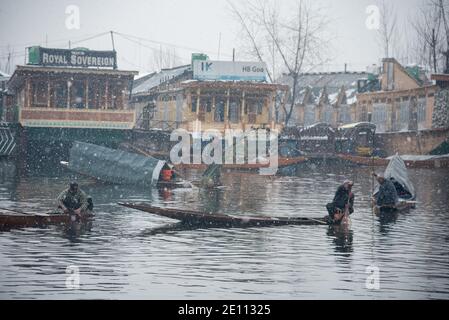 Srinagar, Inde. 03ème janvier 2021. Les pêcheurs qui pêchent au milieu de fortes chutes de neige à Srinagar.la région du Cachemire a reçu des chutes de neige fraîches dimanche, ce qui a fait baisser radicalement les températures et a affecté la circulation aérienne et automobile. Les chutes de neige se poursuivront du 3 au 6 janvier, avec des pauses occasionnelles, ont déclaré des responsables de la rencontre. Crédit : SOPA Images Limited/Alamy Live News Banque D'Images