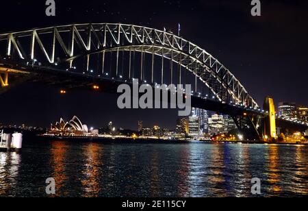 Australie 09 novembre 2018 Sydney vue nocturne de Sydney Harbour Bridge et Opéra avec le centre des affaires de Sydney Horizon du quartier (CBD) Banque D'Images