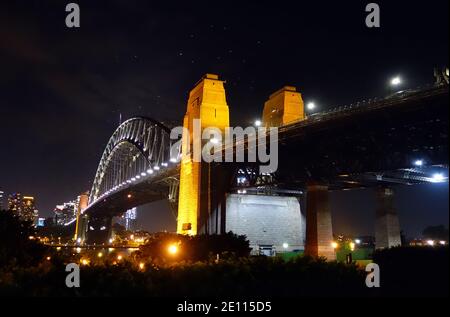 Australie 09 novembre 2018 Sydney vue nocturne de Sydney Harbour Bridge et Opéra avec le centre des affaires de Sydney Horizon du quartier (CBD) Banque D'Images