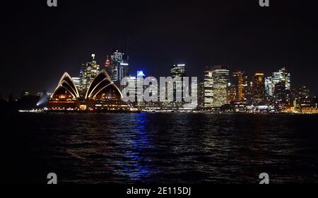 Australie 09 novembre 2018 Sydney vue nocturne de Sydney Harbour Bridge et Opéra avec le centre des affaires de Sydney Horizon du quartier (CBD) Banque D'Images