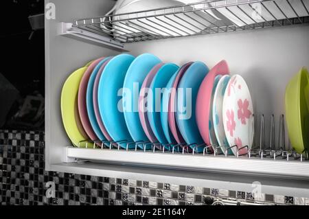 Nettoyez la vaisselle séchant sur des supports métalliques pour la vaisselle sur les étagères. Ranger les ustensiles de cuisine propres et les sécher. Banque D'Images