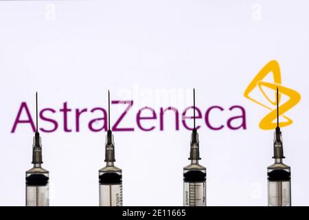 Katmandou, Népal - janvier 03 2021 : gros plan d'une seringue contre le logo d'AstraZeneca Banque D'Images