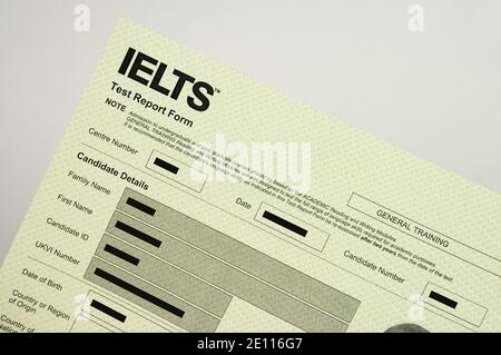 Stafford, Royaume-Uni - janvier 3 2021 : formulaire de rapport d'essai IELTS authentique. Le système international de tests de langue anglaise est un système international de tests de langue anglaise Banque D'Images