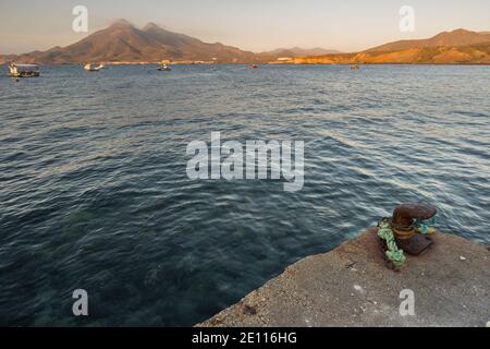 Paysage depuis la jetée de la Isleta del Moro. Parc naturel de Cabo de Gata. Espagne. Banque D'Images