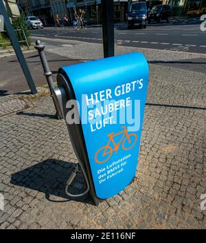 Blue Air Station pour vélos à la BMVI à Berlin, Allemagne Banque D'Images