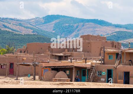 Le village historique d'adobe amérindien de Taos Pueblo et les montagnes de Taos, Nouveau-Mexique, Etats-Unis. Un site classé au patrimoine mondial de l'UNESCO. Banque D'Images