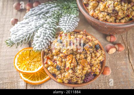 Europe de l'est, russe, ukrainien, cuisine traditionnelle slave de Noël, kutya sucré, avec fruits secs, graines de pavot et noix. Arrière-plan en bois avec CHRI Banque D'Images