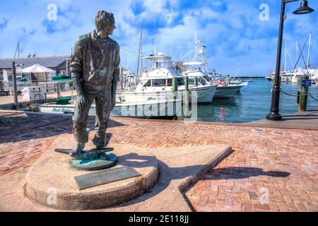 Statue de pêcheur du Mémorial à Henry Singleton, Sr. À la marina de Conch Harbour à Key West dans les Florida Keys. Banque D'Images