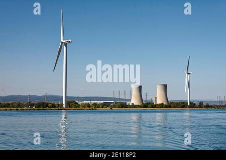 Scène industrielle, éoliennes, tours de refroidissement, lignes de transmission, production d'énergie électrique, production d'énergie, eau, réflexions, affaires, Rho Banque D'Images