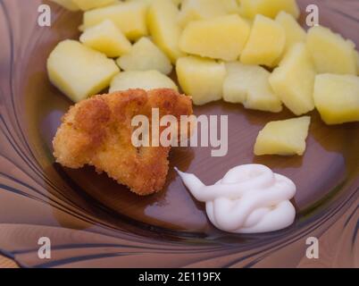Chou-fleur pané frit avec de la mayonnaise et de la pomme de terre bouillie Banque D'Images