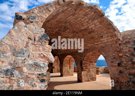 Détail d'un bâtiment très ancien au sommet de la citadelle de Monemvassia, Grèce Banque D'Images