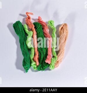 Skeins multicolores de fil pour la broderie isolat sur un fond blanc gros plan. Banque D'Images