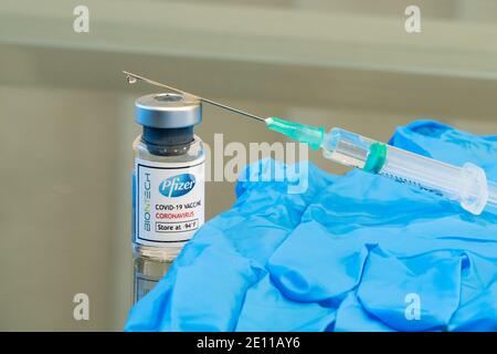 LONDRES, ANGLETERRE - 13 DÉCEMBRE 2020 : flacon en verre contenant la solution vaccinale Pfizer BioNtec COVID-19 coronavirus prête à être utilisée avec une seringue Banque D'Images