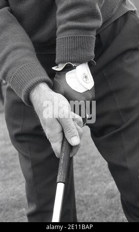 Années 1970, historique, une photo en gros plan d'un golfeur utilisant le 'Vardon grip', également connu sous le nom de chevauchement de l'adhérence, la position des mains sur un club de golf pour balancer un club de golf correctement. La poignée a été nommée d'après le golfeur lengaire Harry Vardon, un six fois champion d'Open. Bien que la poignée de chevauchement soit plus commentée utilisée par les golfeurs, l'autre poignée utilisée est la poignée de verrouillage, que Jack Nicklaus et Tiger Woods, deux des plus grands golfeurs de l'histoire tous deux utilisés. Banque D'Images