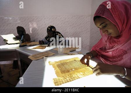 La restauration de manuscrits dans la bibliothèque privée Mamma Haidara à Tombouctou, Mali, Afrique de l'Ouest. Banque D'Images