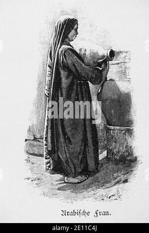 'Arabische Frau', femme arabe dans sa robe traditionnelle remplissant un pot, le Caire, Egypte, 'Die Hauptstädte der Welt.' Breslau vers 1987 Banque D'Images